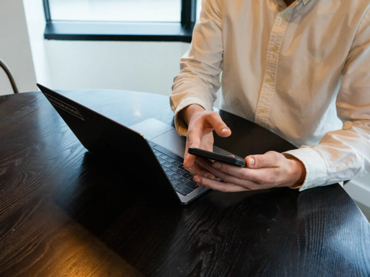 ノートPCとスマートフォンを併用して操作しているイメージ写真